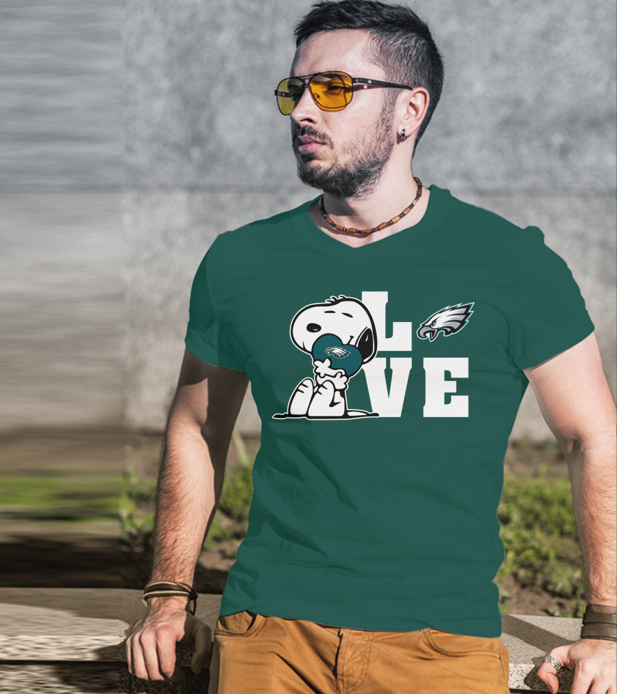 Snoopy Love Philadelphia Eagles Emblem Lve T-Shirt