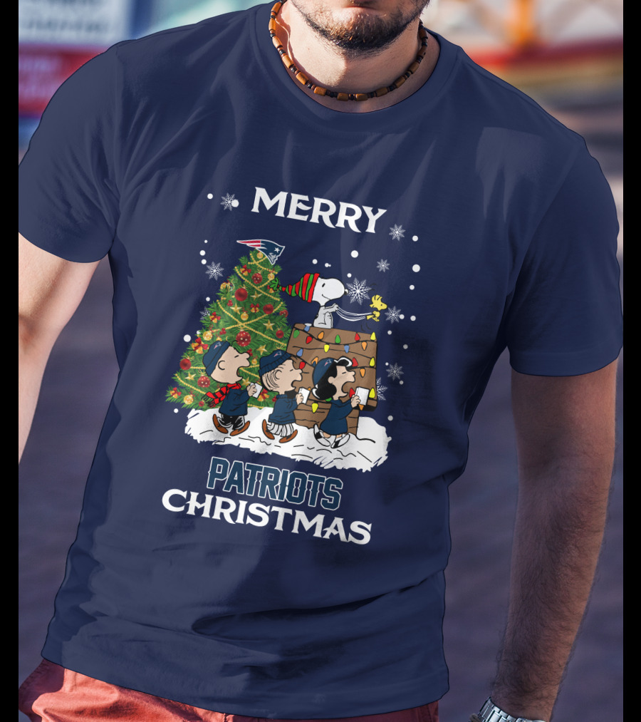 Merry New England Patriots Christmas With Peanuts Characters And Tree T-Shirt