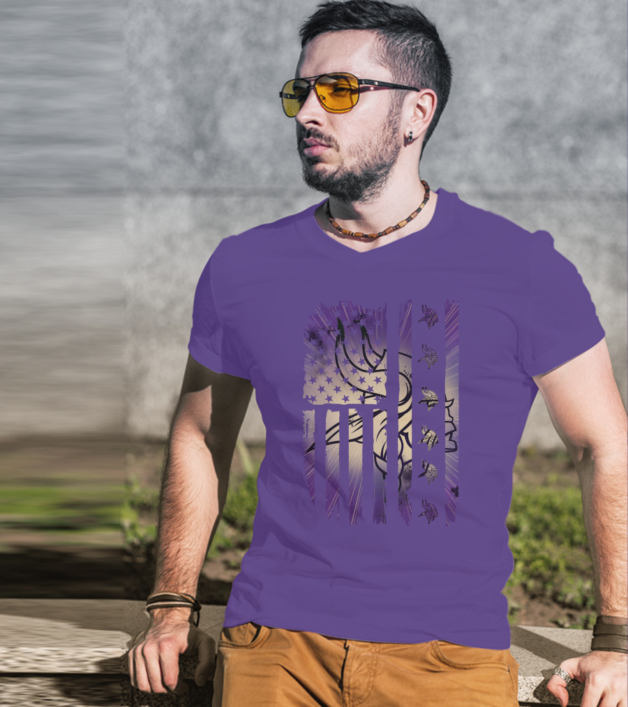 Minnesota Vikings American Flag Stars And Stripes Football Fan T-Shirt