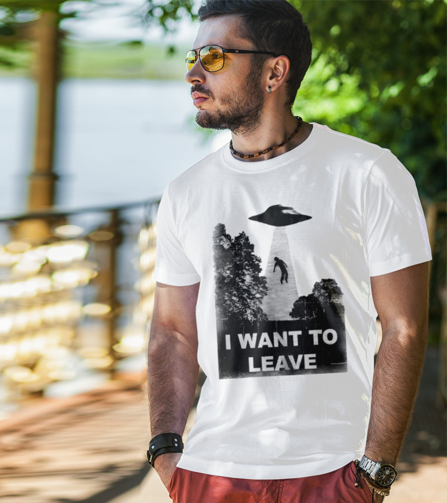 I Want To Leave UFO Abduction Scene Black And White Design T-Shirt