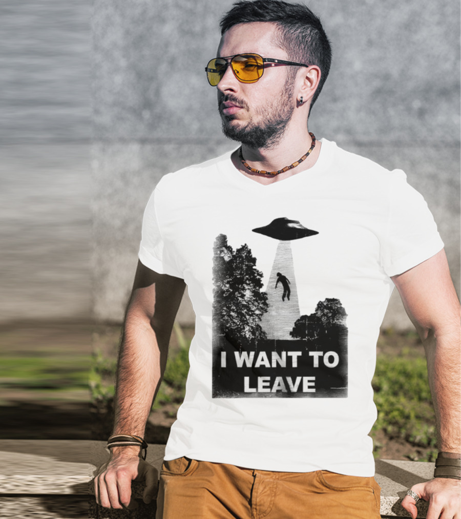 I Want To Leave UFO Abduction Scene Black And White Design T-Shirt