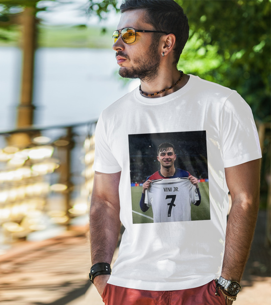Pedri Holding Vini Jr 7 Jersey La Liga Real Madrid T-Shirt