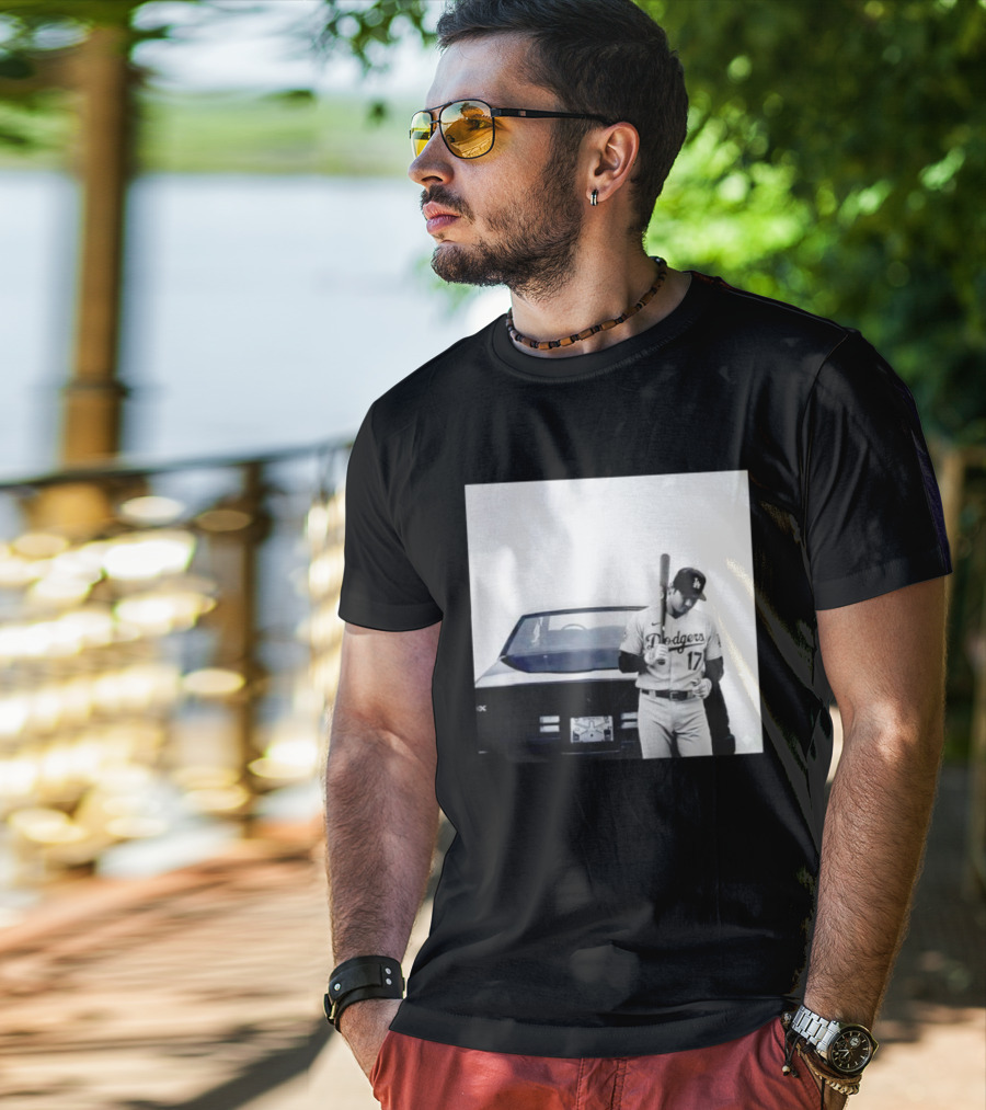 Shohei Ohtani Los Angeles Dodgers Baseball Pose Vintage Car Scene T-Shirt