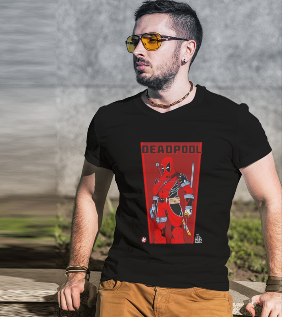 Deadpool Classic Comic Stance Red Black Sword Katanas T-Shirt