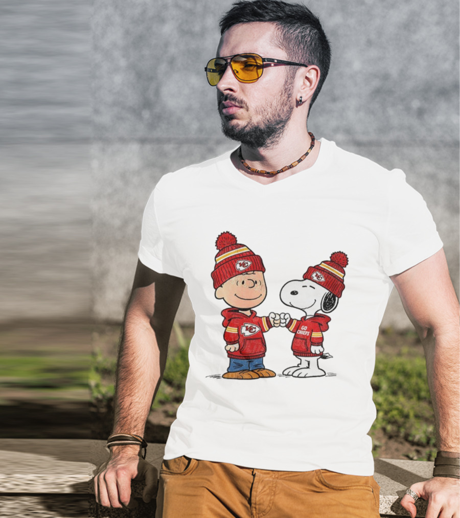 Charlie Brown Snoopy Go Chiefs Kansas City Super Bowl Fist Bump T-Shirt