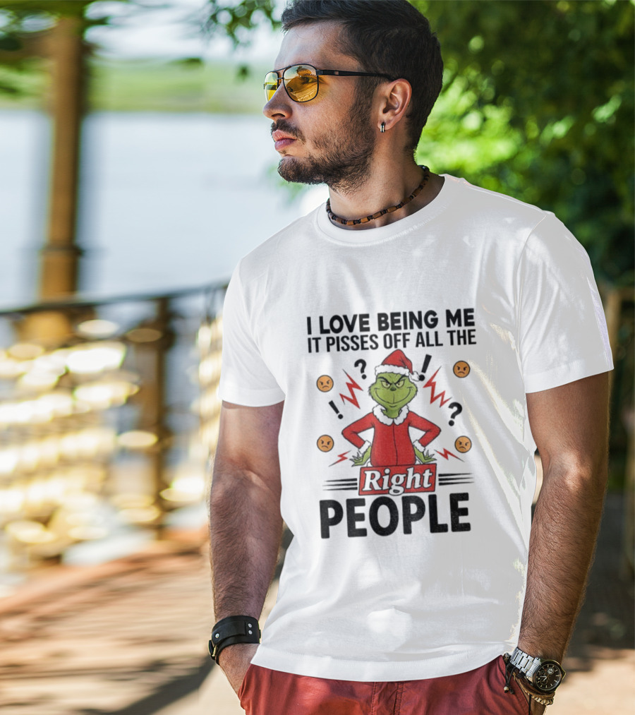 Grinch Love Being Me Pisses Off All The Right People Merry Christmas T-Shirt
