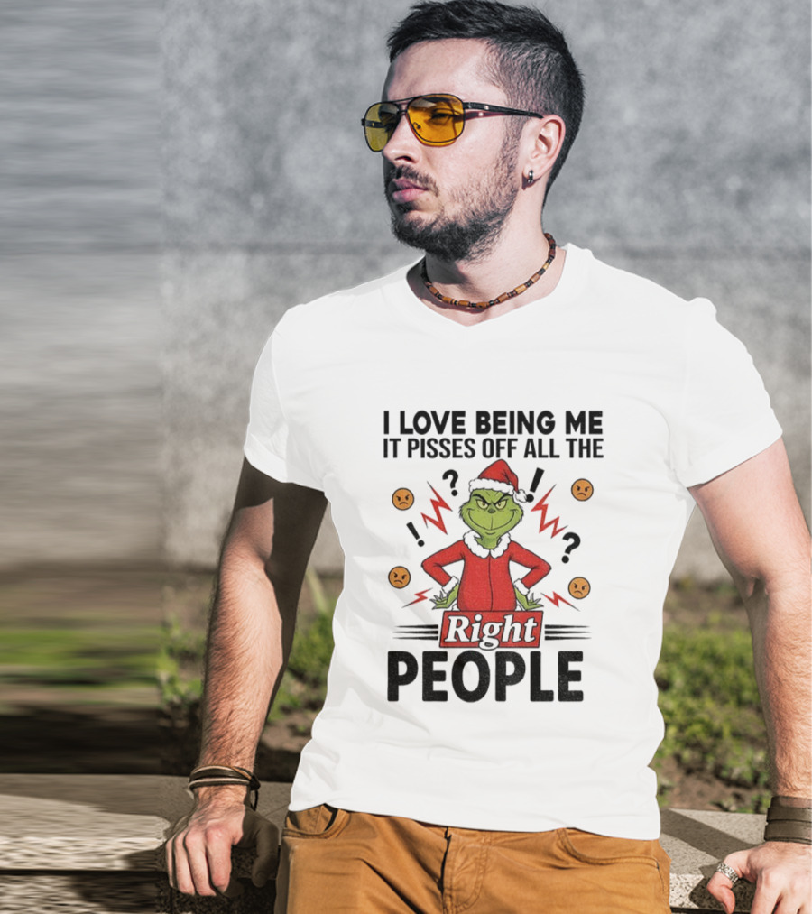 Grinch Love Being Me Pisses Off All The Right People Merry Christmas T-Shirt