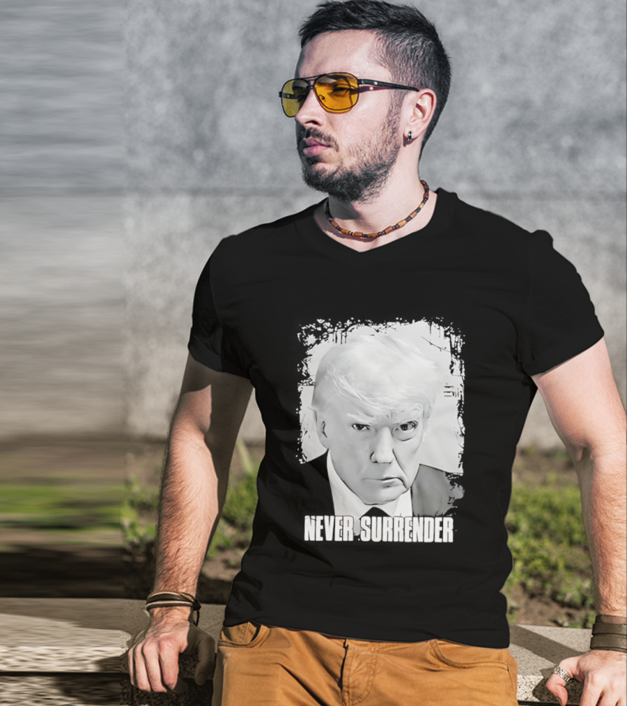 Never Surrender Donald Trump Black And White T-Shirt