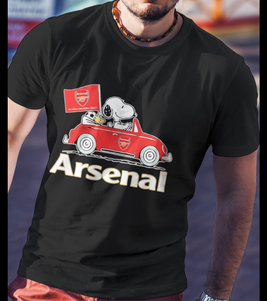 Snoopy Woodstock Arsenal Red Car Victoria Concordia Crescit Flag T-Shirt