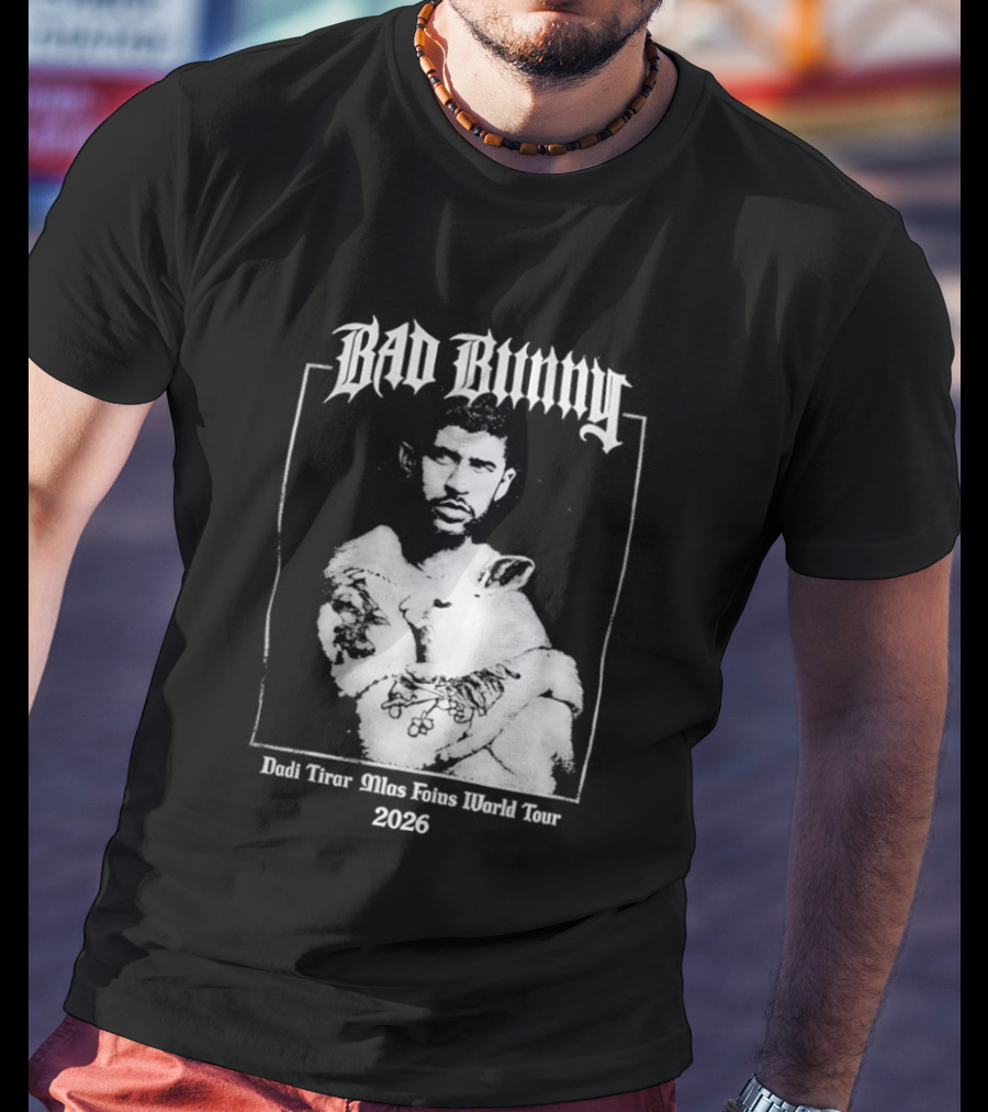 Bad Bunny Hugging Bunny Debi Tirar Mlas Fotos World Tour 2026 T-Shirt
