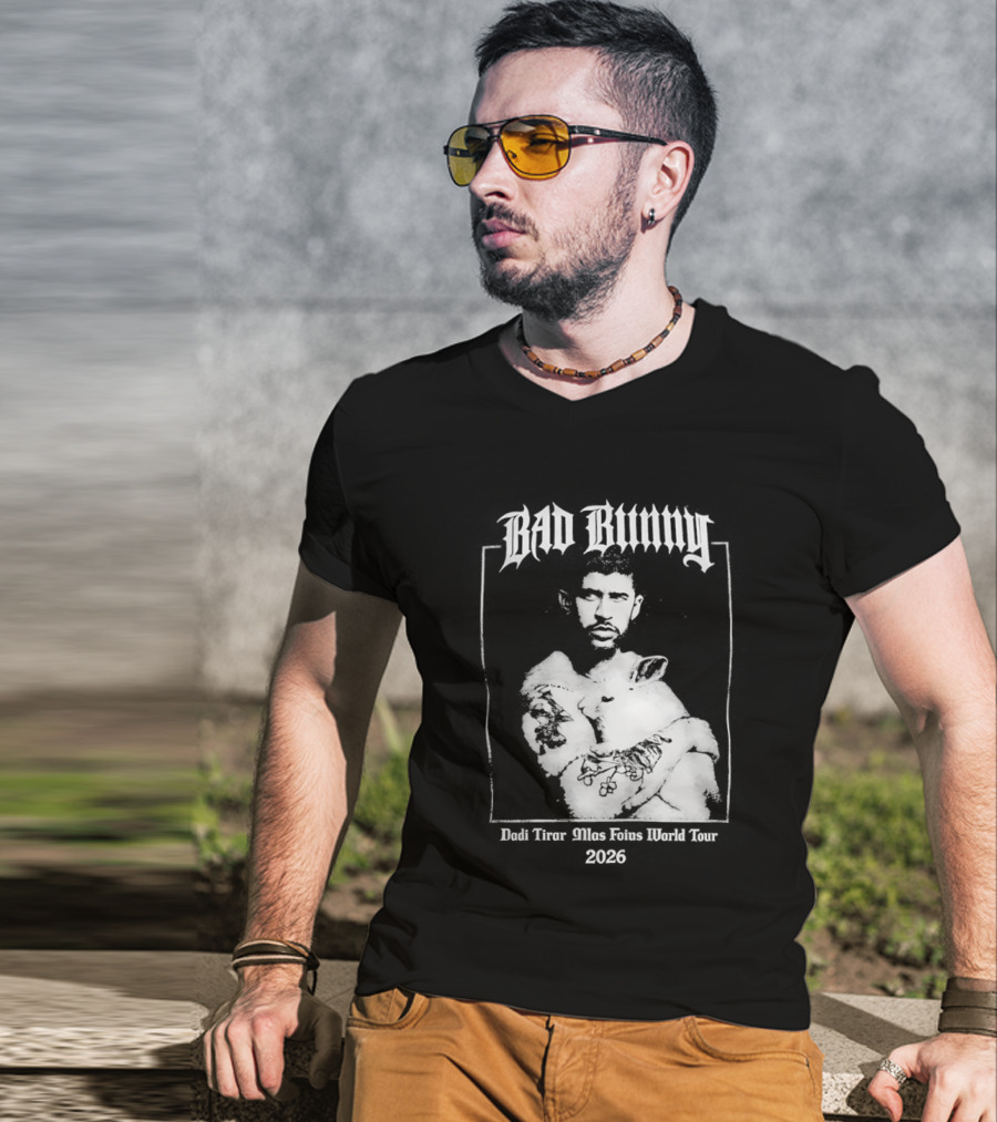 Bad Bunny Hugging Bunny Debi Tirar Mlas Fotos World Tour 2026 T-Shirt