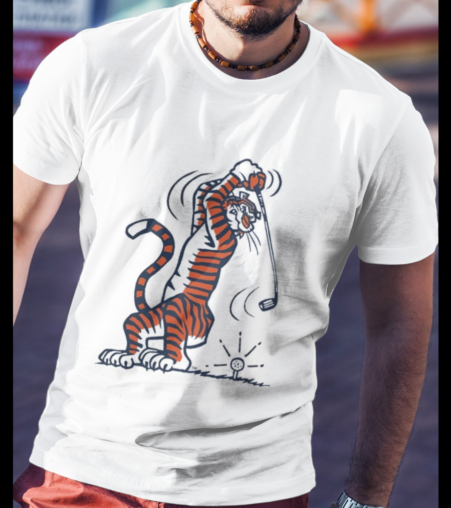 Auburn Tiger Swinging Golf Club Men's T-Shirt