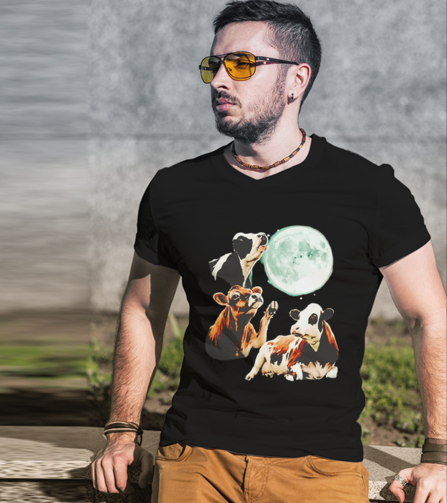 Cow Howling At Moon With Three Cows And Full Moon Scene T-Shirt