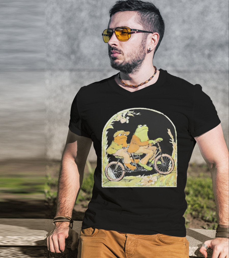 Frog And Toad Riding Vintage Bicycle Halloween Style T-Shirt