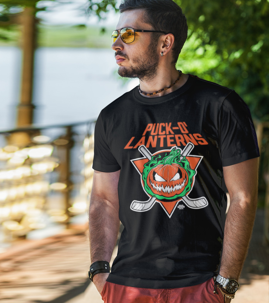 PUck O’ Lanterns Halloween Hockey Theme With Pumpkin And Crossed Sticks T-Shirt
