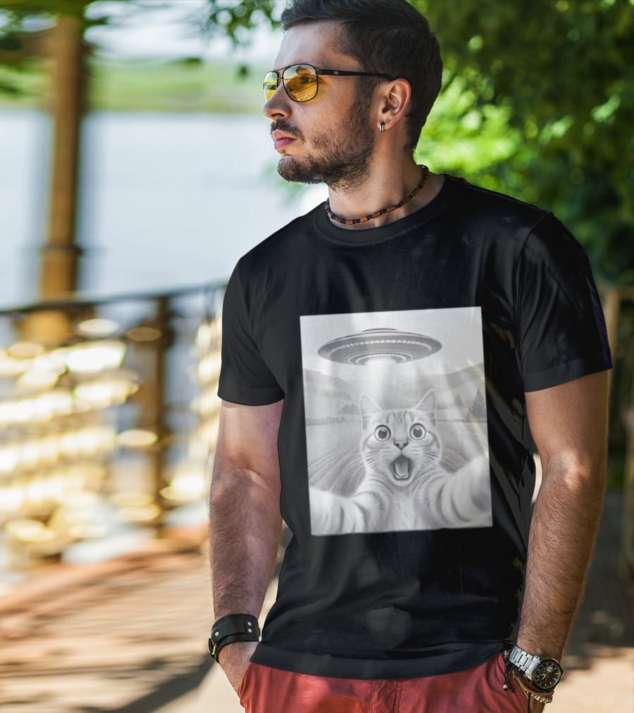 Cat Selfie UFO Encounter Funny Alien Theme T-Shirt
