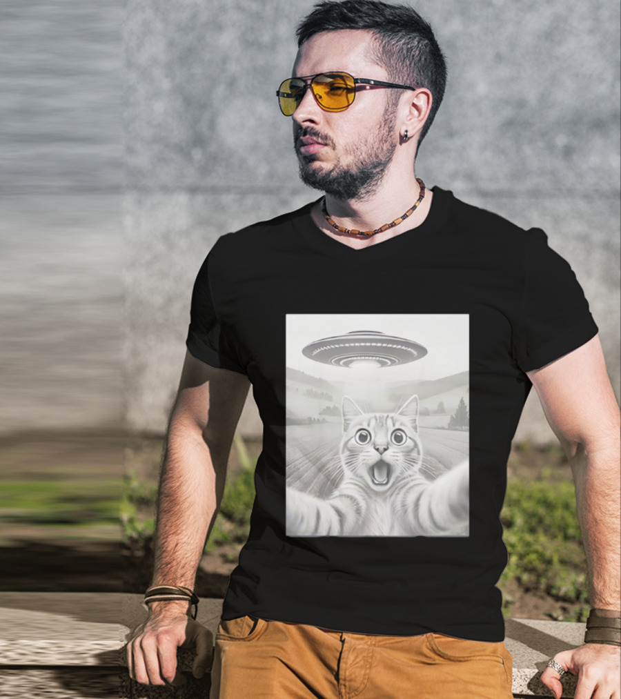 Cat Selfie UFO Encounter Funny Alien Theme T-Shirt