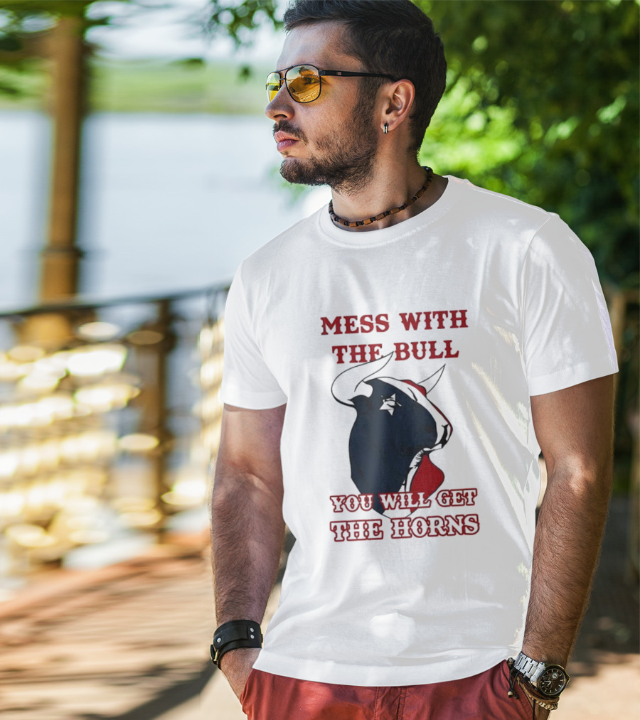 Mess With The Bull You Will Get The Horns Cowboy Hat Star Eye Red Outline T-Shirt