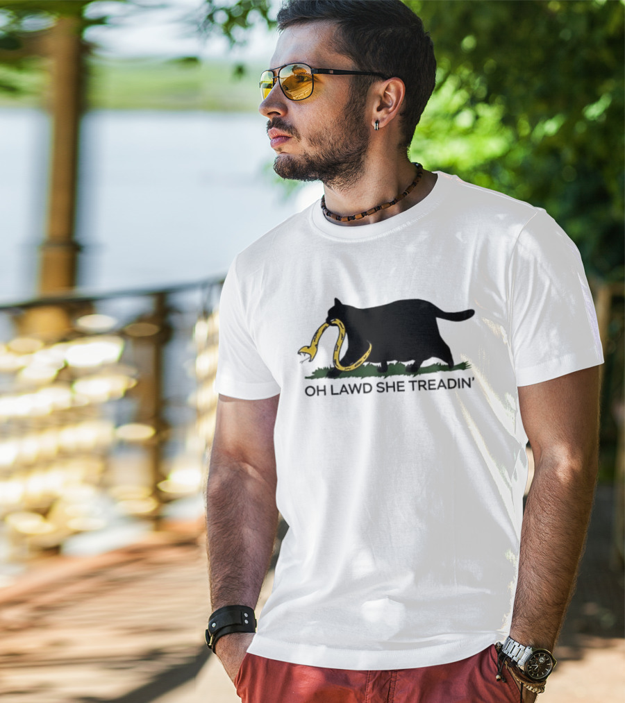 Oh Lawd She Treadin' Black Cat With Snake In Mouth T-Shirt