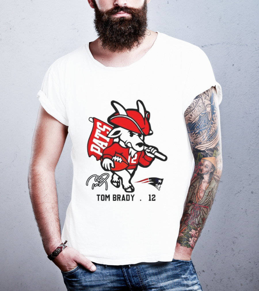 Pats Tom Brady 12 Football Mascot With Signature And New England Patriots Flag T-Shirt