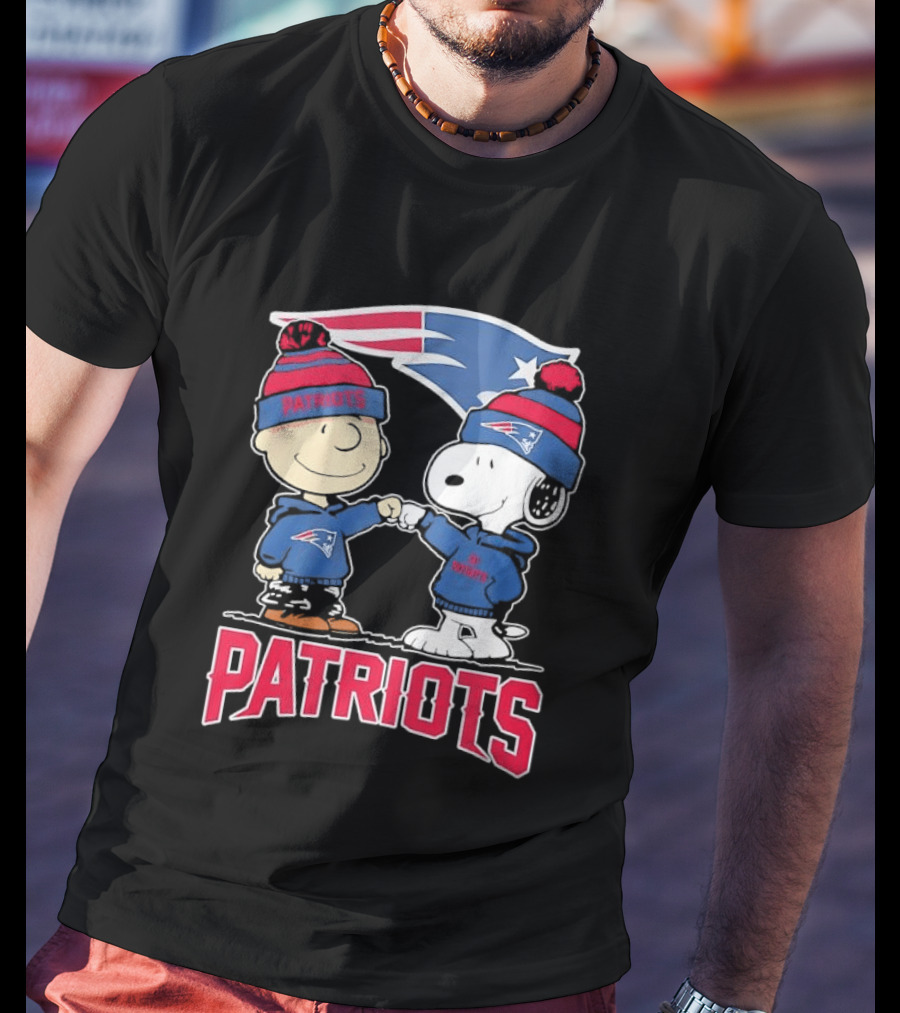 Charlie Brown Snoopy New England Patriots NFL Fist Bump Team Spirit T-Shirt