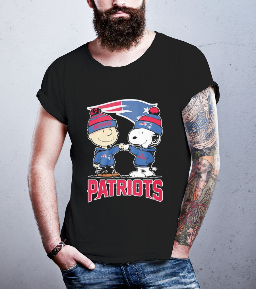 Charlie Brown Snoopy New England Patriots NFL Fist Bump Team Spirit T-Shirt