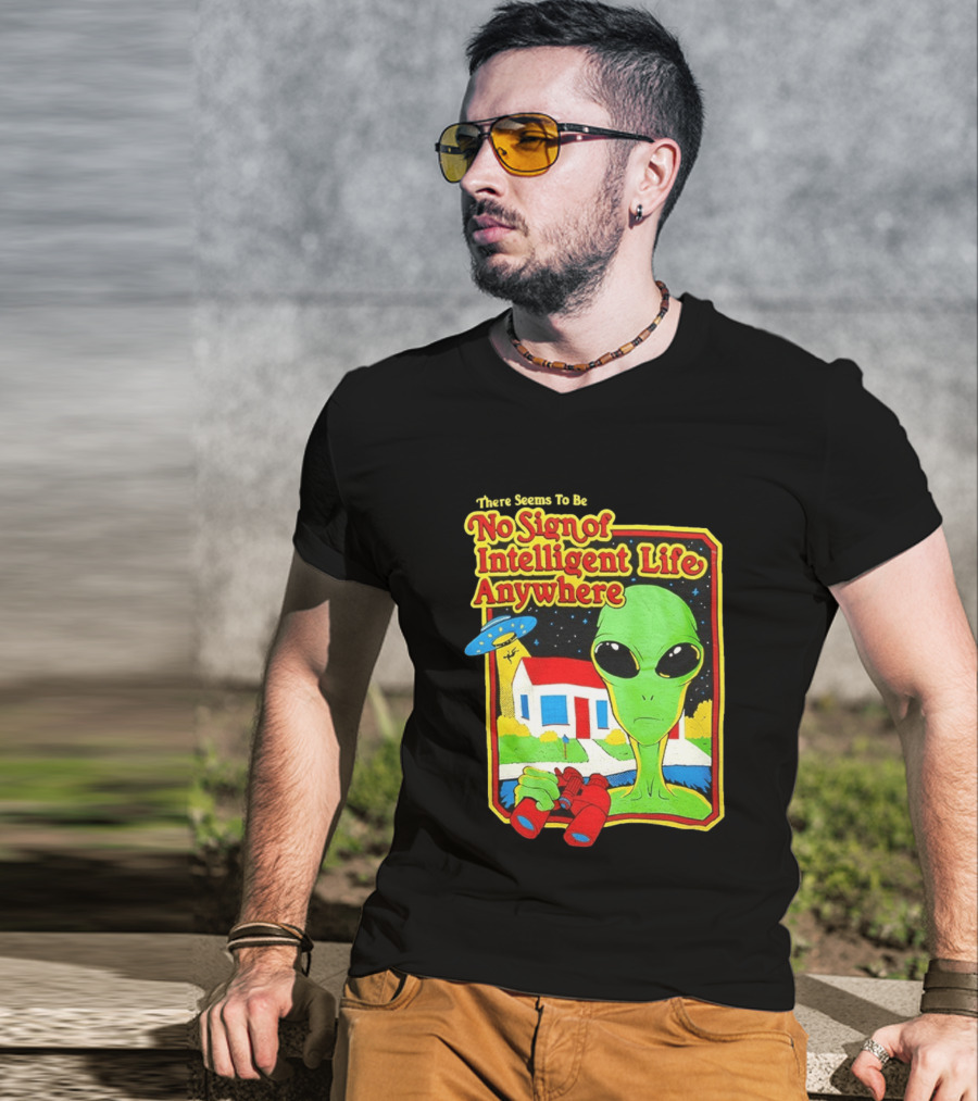 There Seems To Be No Sign Of Intelligent Life Anywhere Alien Green Martian Binoculars Retro Comic T-Shirt