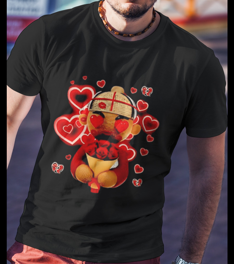 Fuerza Regida Chuyin Amor Corazón Rojo Muñeco Flores Y Corazones T-Shirt