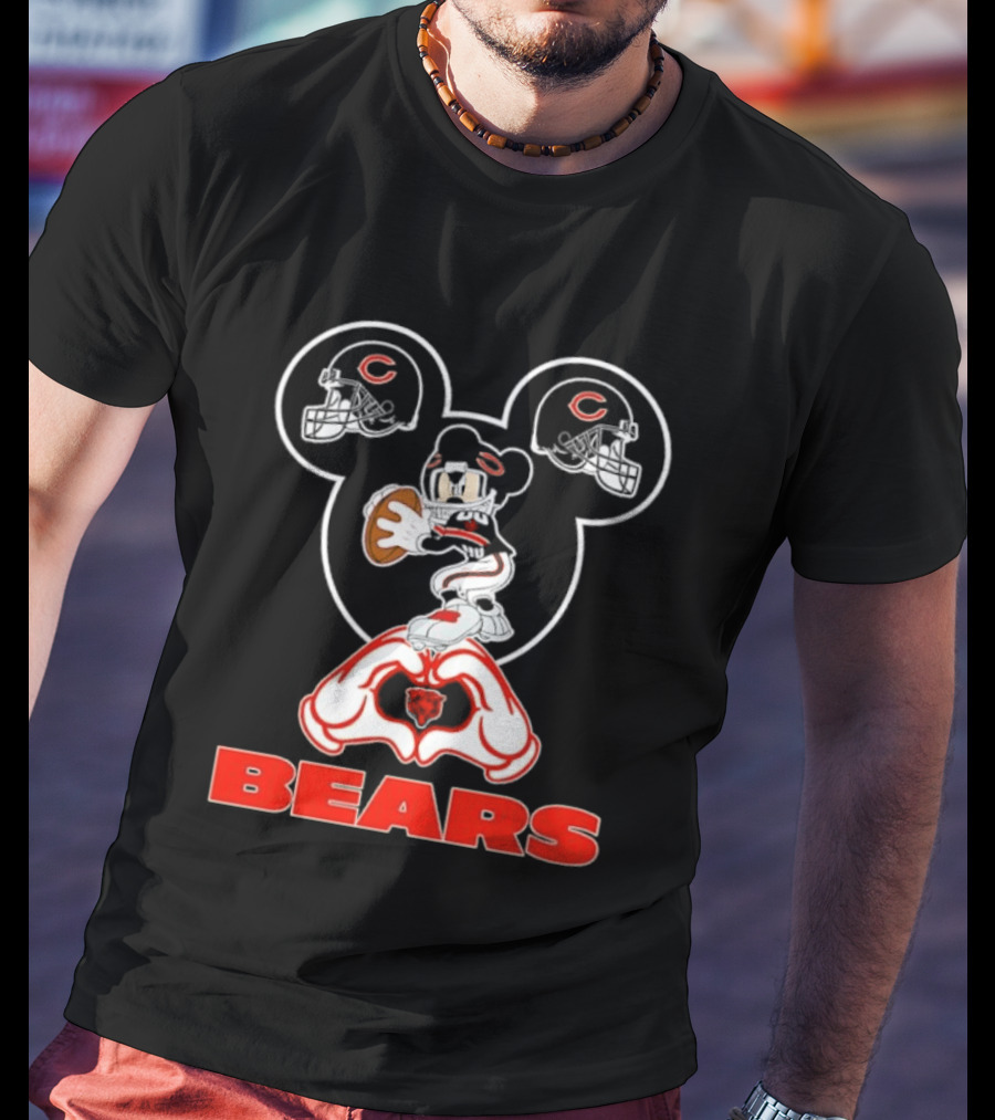 Chicago Bears Mickey Mouse Helmets Love Heart Hands T-Shirt