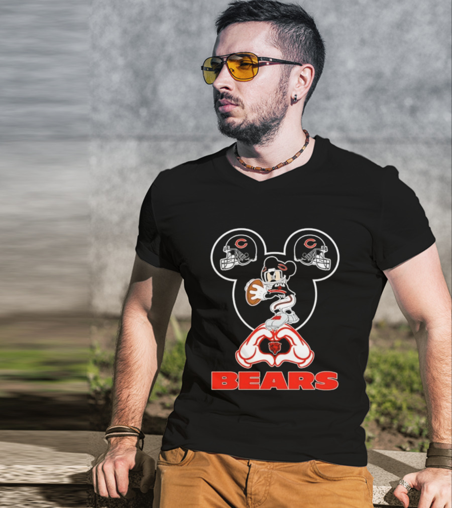 Chicago Bears Mickey Mouse Helmets Love Heart Hands T-Shirt