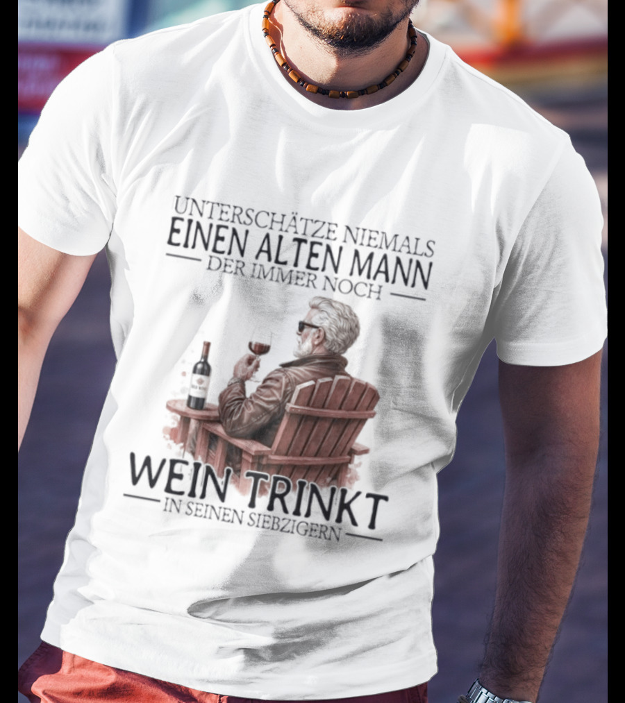 Unterschätze Niemals Einen Alten Mann Der Immer Noch Wein Trinkt In Seinen Siebzigern T-Shirt