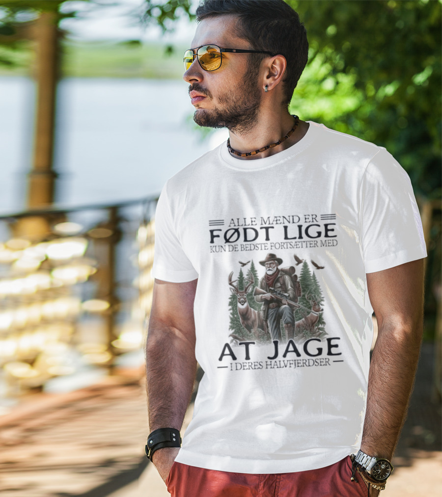 Alle Mænd Er Født Lige Kun De Bedste Fortsætter Med At Jage I Deres Halvfjerdser T-Shirt