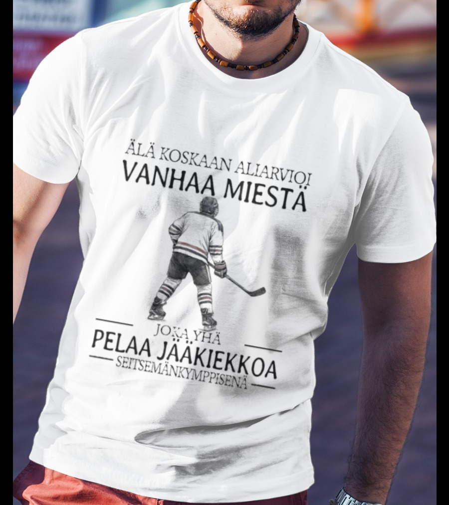 Älä Koskaan Aliarvioi Vanhaa Miestä Joka Yhä Pelaa Jääkiekkoa Seitsemänkymppisenä T-Shirt