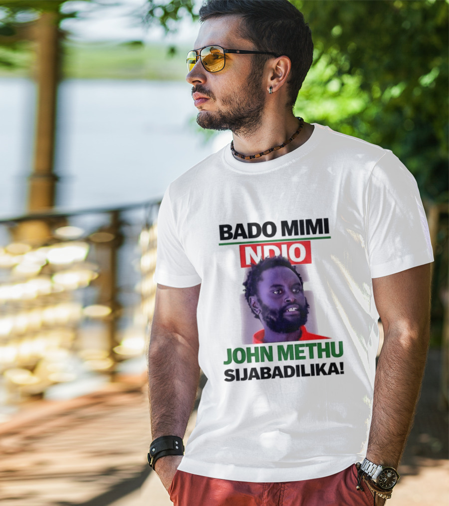 Bado Mimi Ndio John Methu Sijabadilika T-Shirt