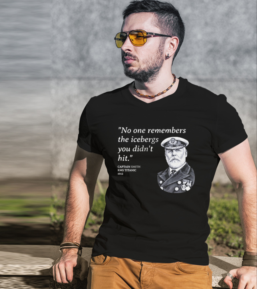 No One Remembers The Icebergs You Didn't Hit Captain Smith RMS Titanic 1912 T-Shirt