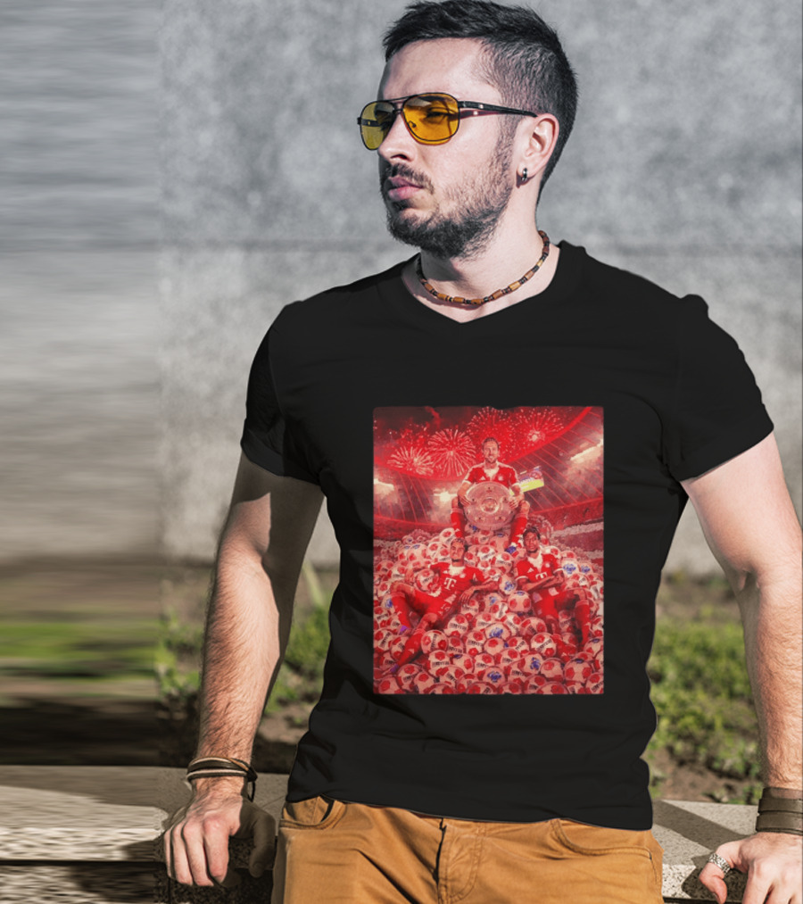 FC Bayern Munich Bundesliga Triumph Players Holding Trophy Fireworks Soccer Balls T-Shirt
