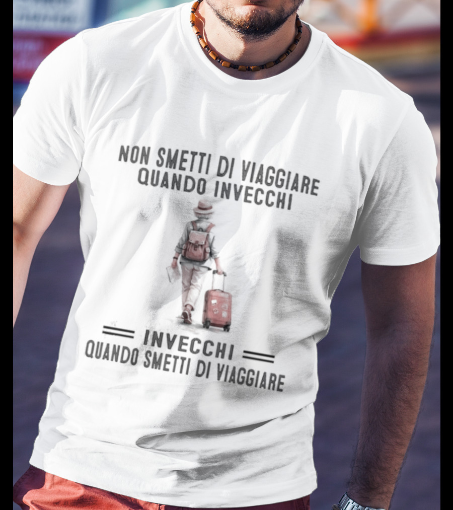 Non Smetti Di Viaggiare Quando Invecchi Viaggiatore Con Valigia Ispirazione Avventura T-Shirt