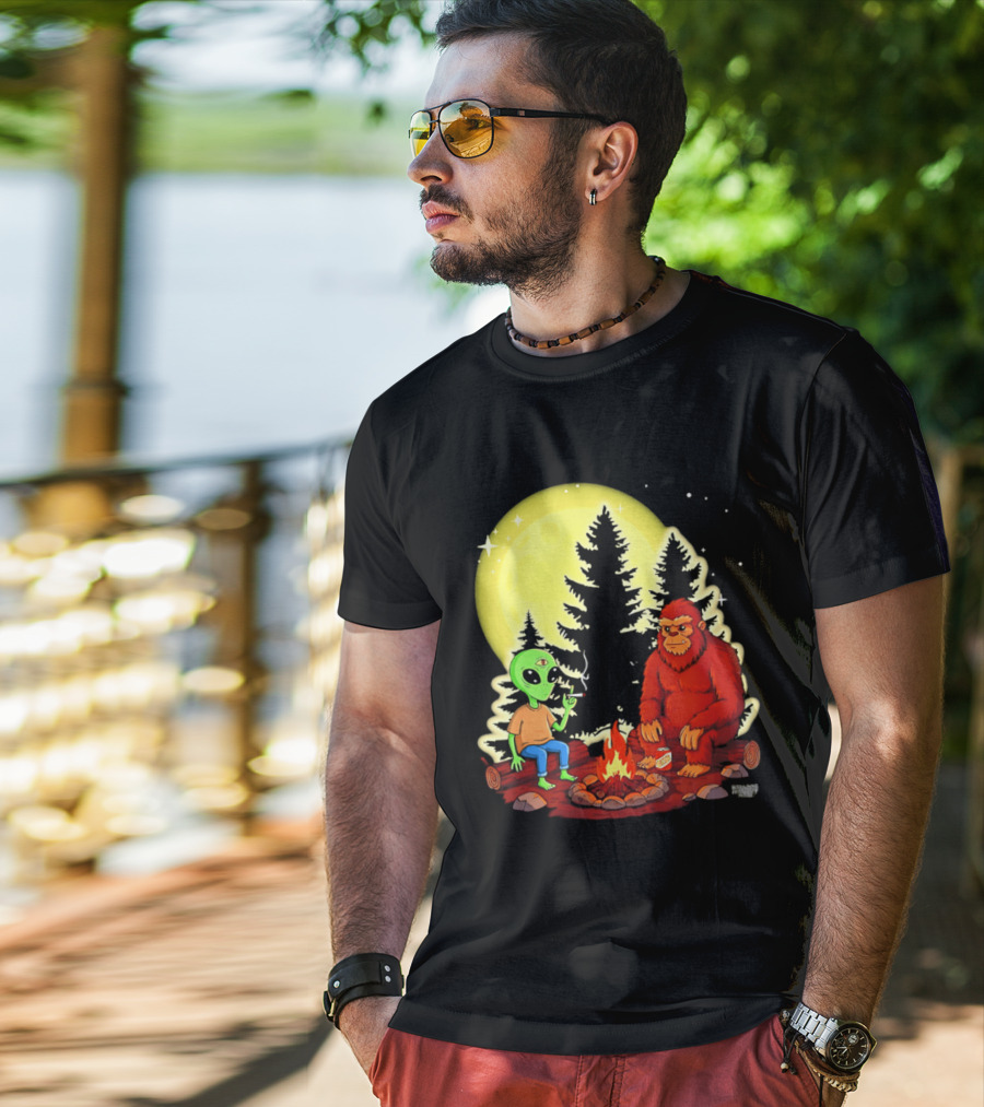 Bigfoot And Alien Campfire Night Under Full Moon T-Shirt