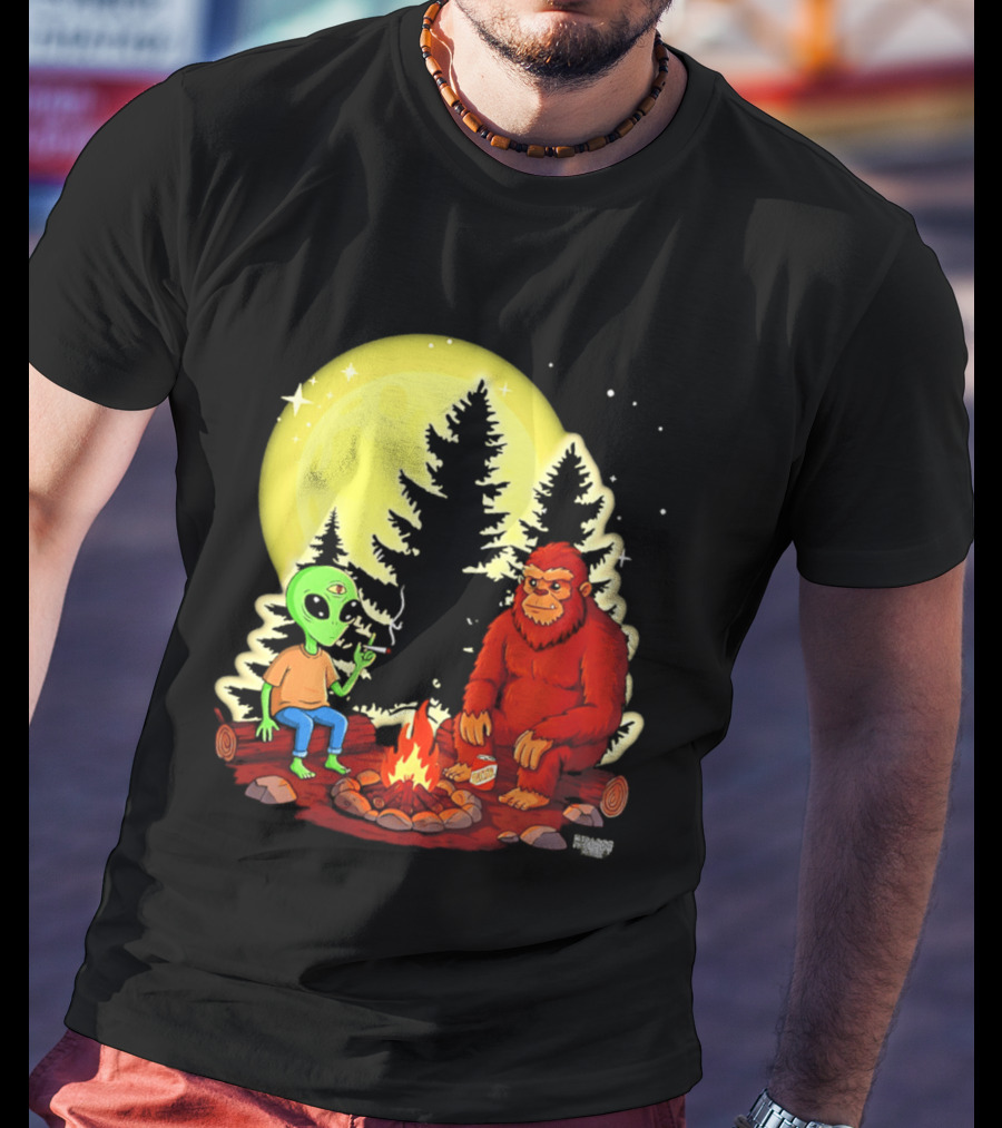 Bigfoot And Alien Campfire Night Under Full Moon T-Shirt