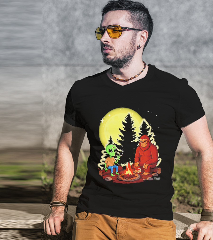 Bigfoot And Alien Campfire Night Under Full Moon T-Shirt