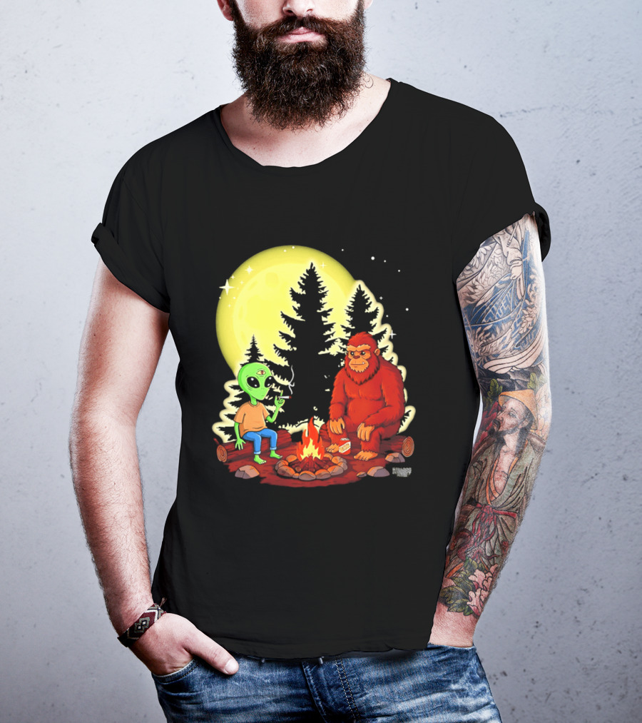 Bigfoot And Alien Campfire Night Under Full Moon T-Shirt
