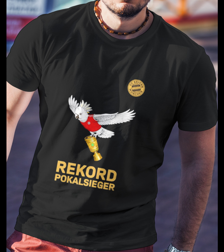 FC Bayern Munchen Rekord Pokalsieger Cockatoo With Trophy T-Shirt