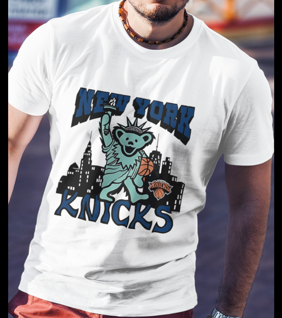New York Knicks Bear Statue Of Liberty Basketball Skyline T-Shirt