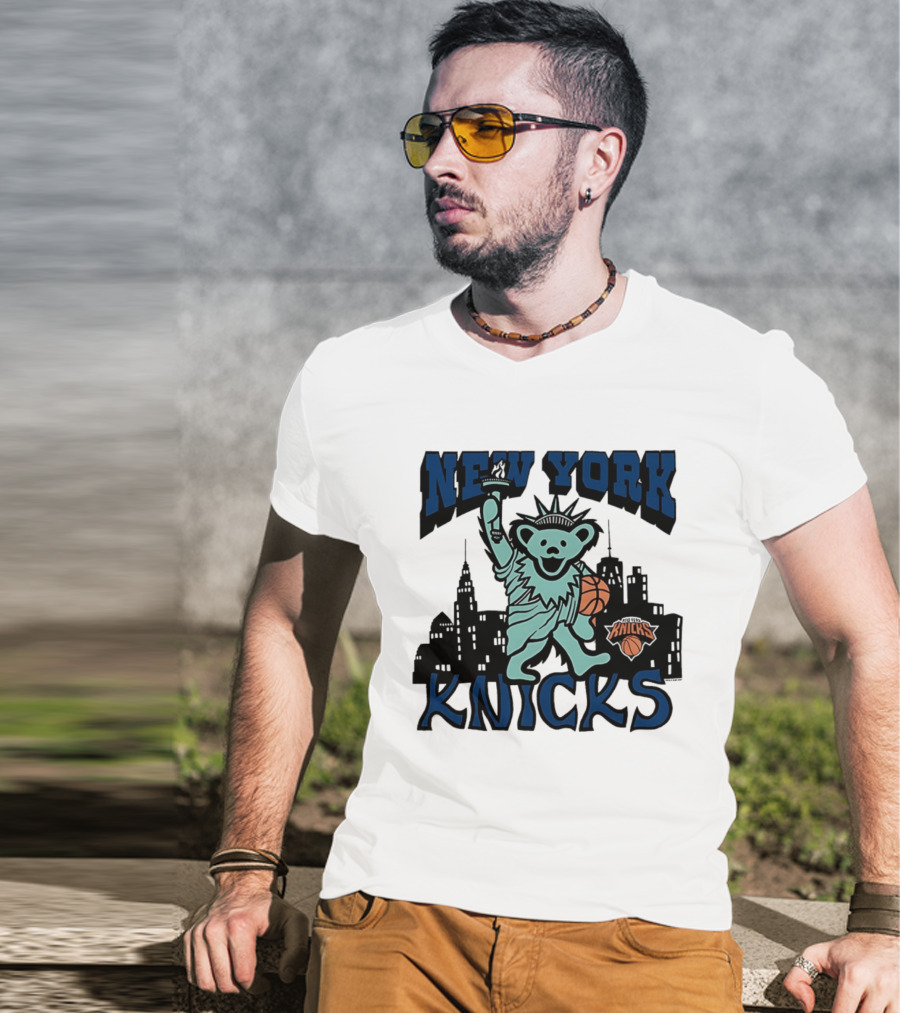 New York Knicks Bear Statue Of Liberty Basketball Skyline T-Shirt