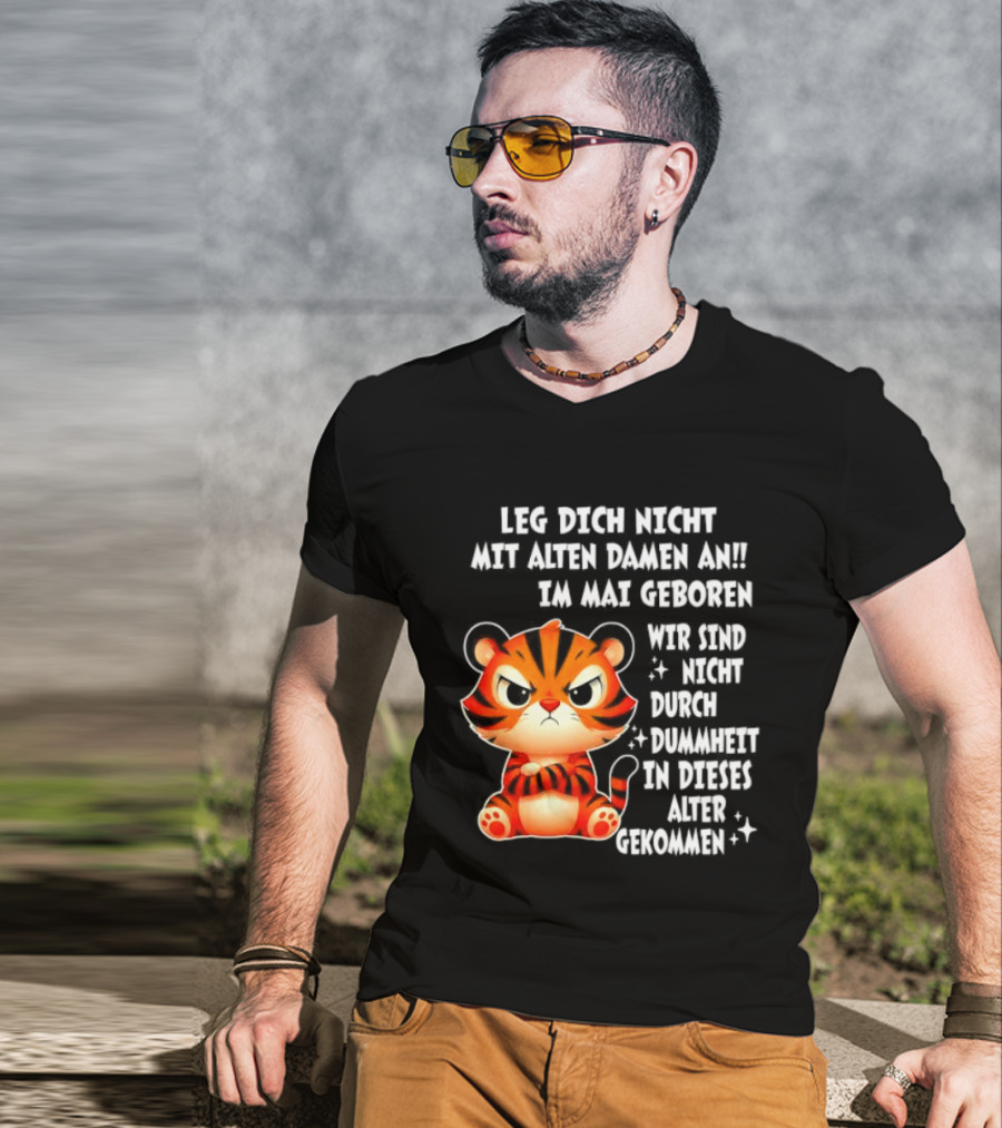 Leg Dich Nicht Mit Alten Damen An Im Mai Geboren Tiger T-Shirt