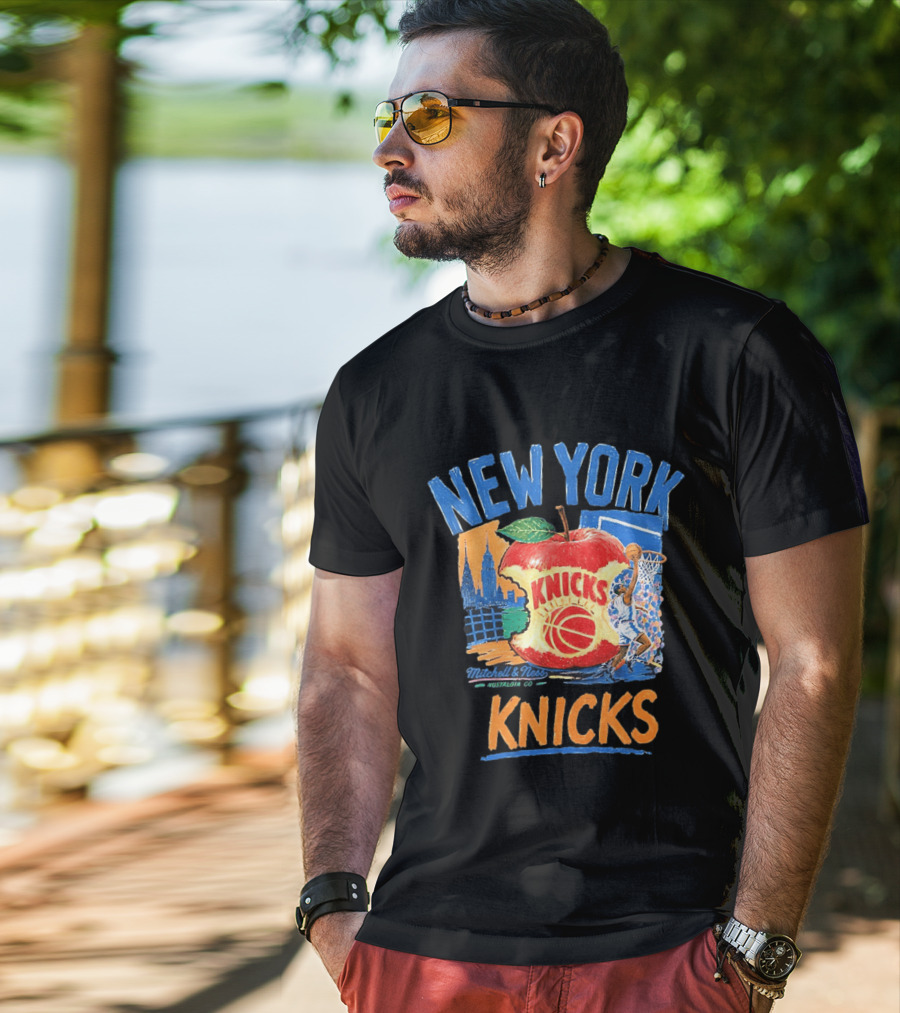 Mitchell & Ness New York Knicks NBA Apple Skyline Basketball Dunk Scene T-Shirt