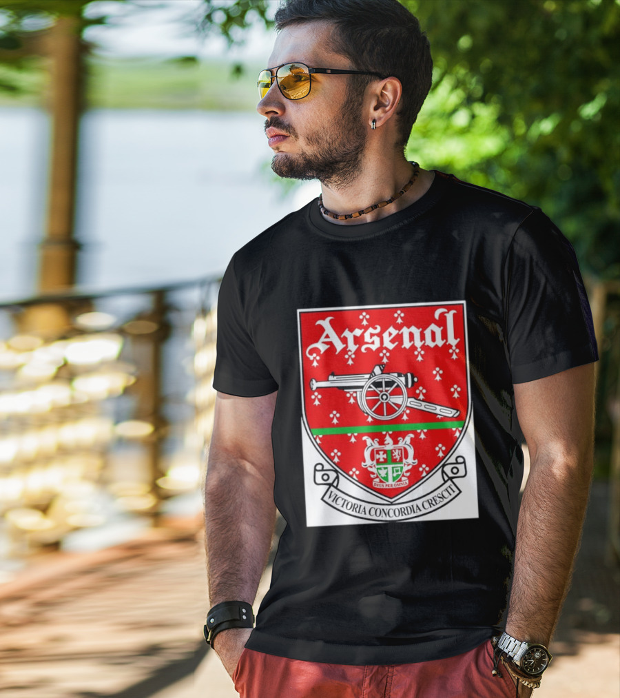 Arsenal FC Victoria Concordia Crescit Deus Per Omnia Crest Featuring Classic Cannon And Shield T-Shirt