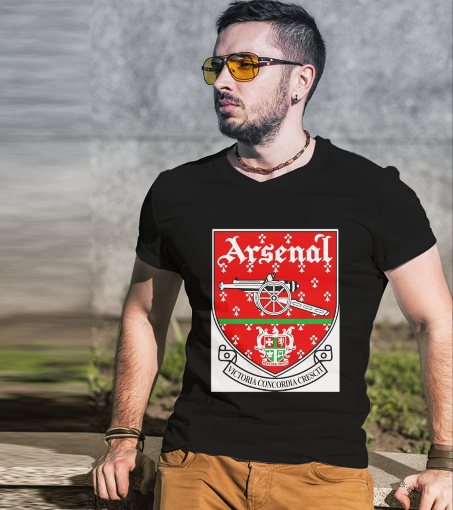 Arsenal FC Victoria Concordia Crescit Deus Per Omnia Crest Featuring Classic Cannon And Shield T-Shirt