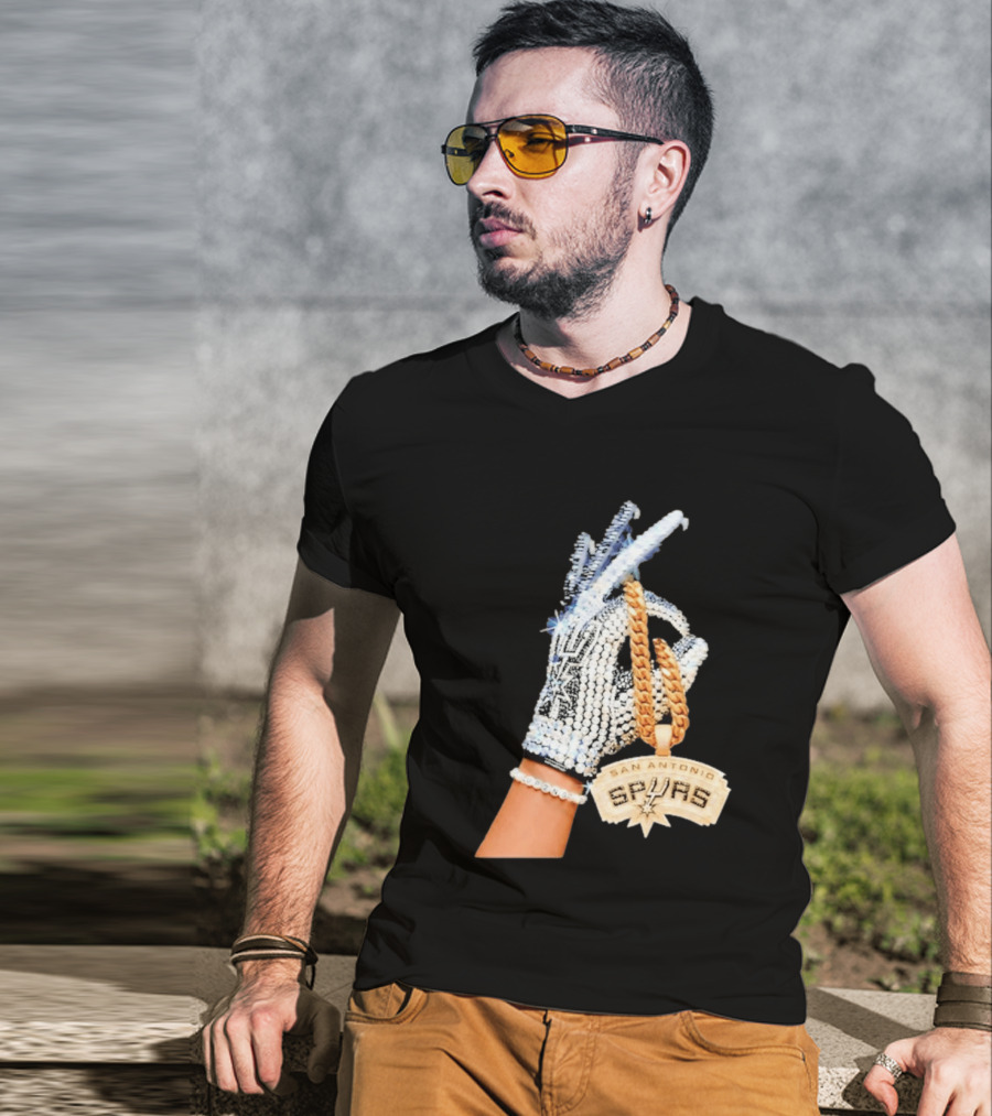 San Antonio Spurs Diamond Gold Glove And Pendant T-Shirt