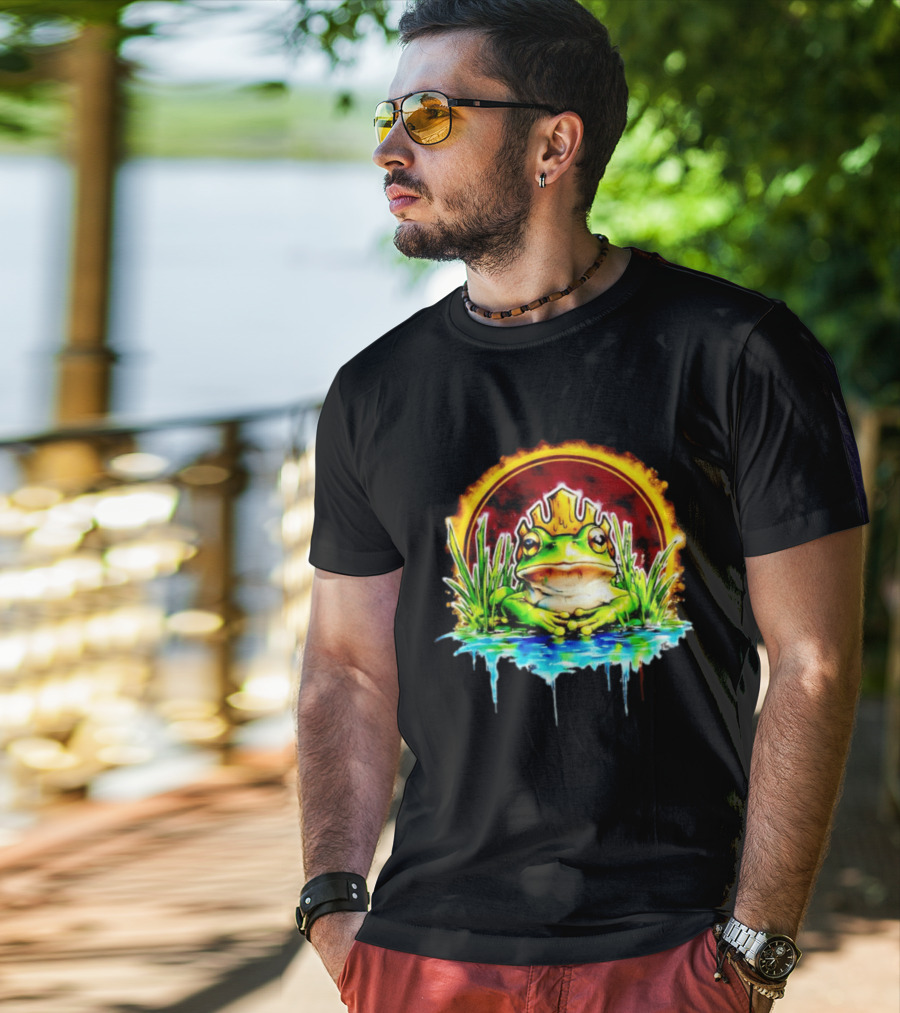 Frog King Crown Pond Nature Amphibian Wildlife Majestic Regal Water Scene T-Shirt